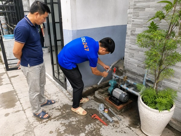 Thợ Alo247 kiểm tra tình trạng thiết bị trước khi sửa chữa