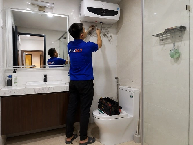 Thợ Alo247 kiểm tra và sửa bình nóng lạnh