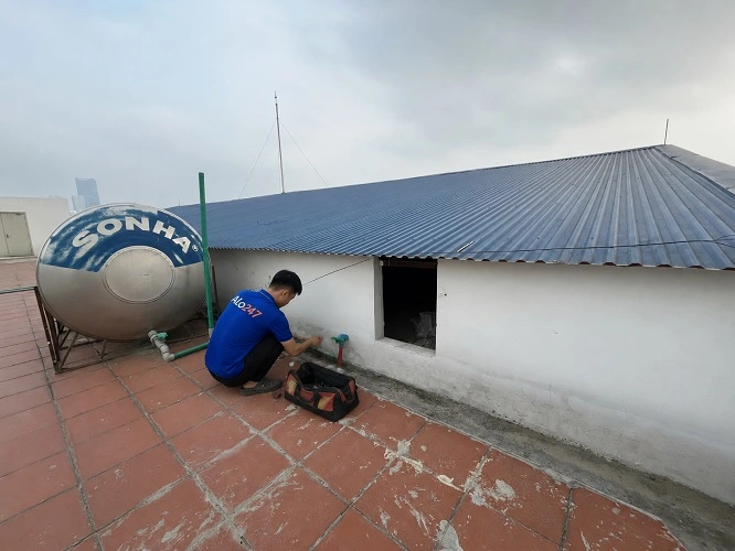 Thợ alo247 đang đi lại đường ống nước