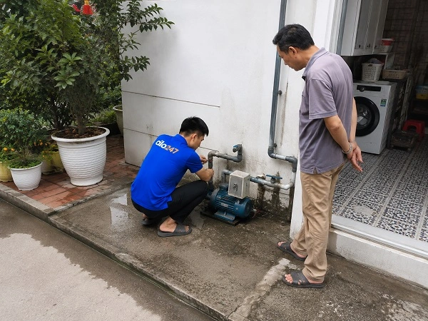 Thợ alo247 đang kiểm tra thiết bị và tư vấn phương án sửa chữa cho khách hàng