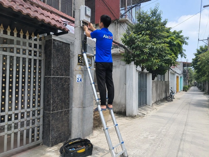 Thợ alo247 đang kiểm tra và sửa điện chập cháy tại Nghĩa Đô