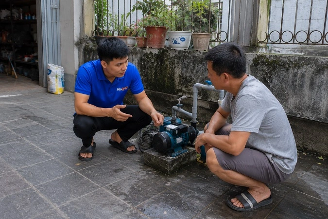 Thợ alo247 đang kiểm tra và tư vấn phương án trước khi tiến hành sửa chữa