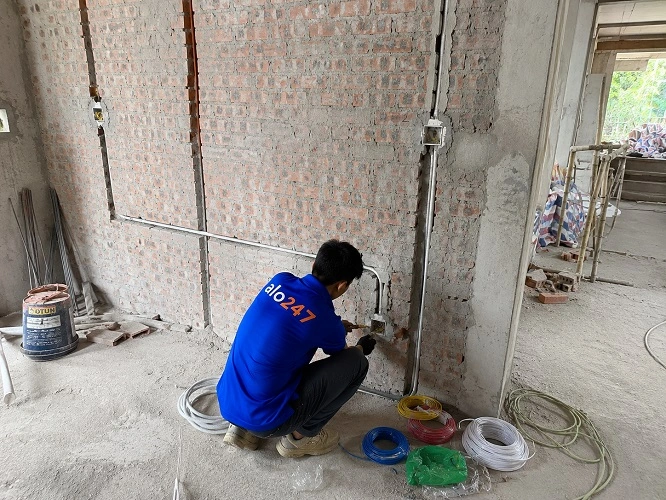 Thợ alo247 đang lắp đặt hệ thống điện tại Dương Nội