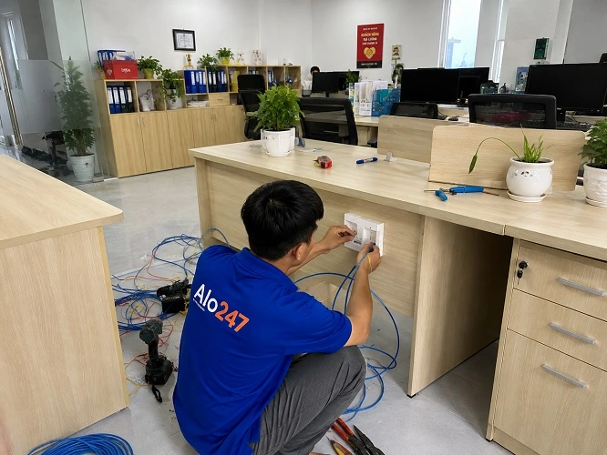 Thợ alo247 đang lắp đặt hệ thống điện tại Ngọc Hà