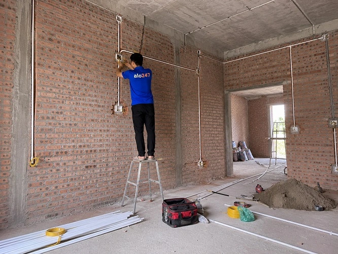 Thợ alo247 đang lắp đặt hệ thống điện tại Ngọc Hồi