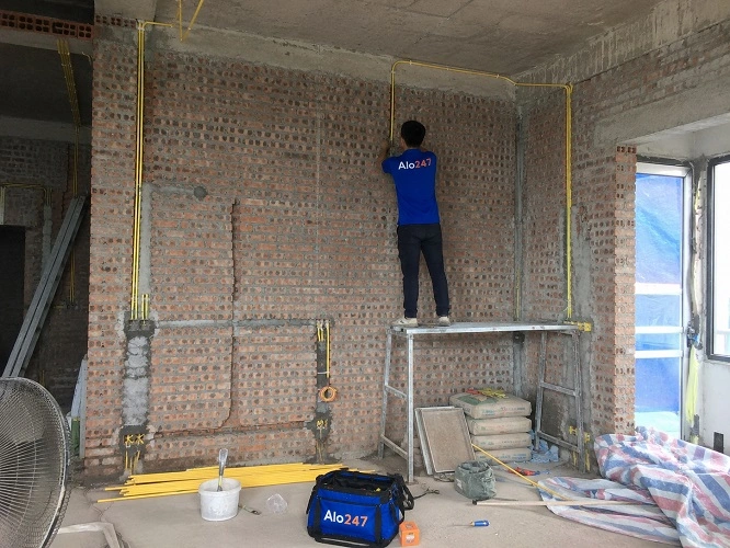 Thợ alo247 đang lắp đặt hệ thống điện tại Việt Hưng