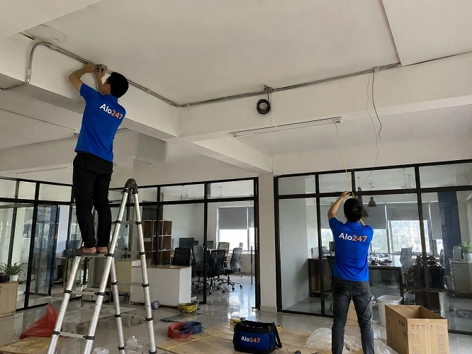 Thợ alo247 đang lắp đặt hệ thống điện tại Yên Nghĩa