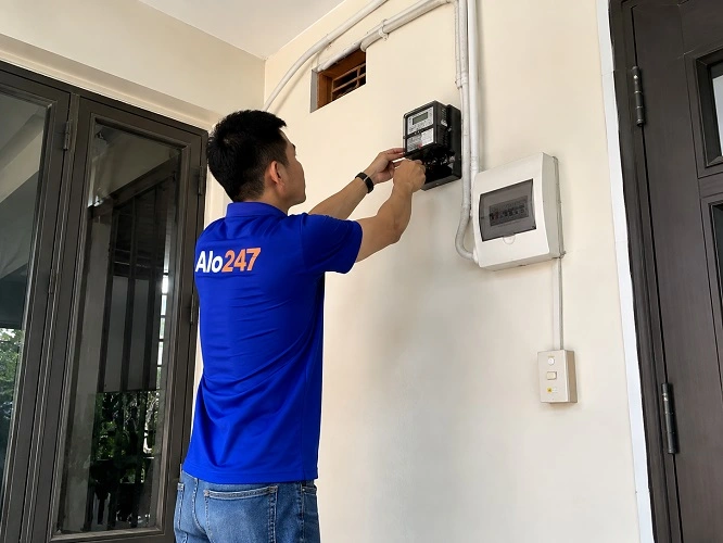 Thợ alo247 đang lắp đồng hồ điện tại Bạch Mai