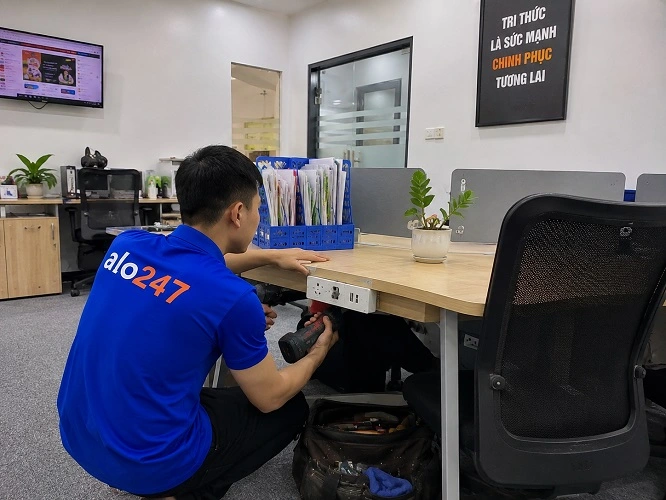 Thợ alo247 đang lắp ổ điện tại Bồ Đề
