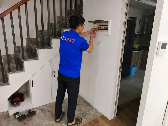 Thợ alo247 đang sửa aptomat bị nhảy liên tục không rõ nguyên nhân