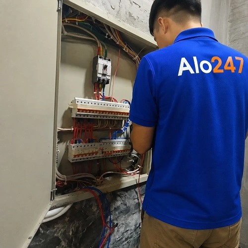 Thợ alo247 đang sửa aptomat bị nhảy liên tục