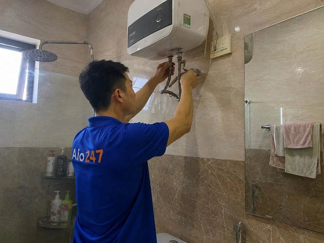 Thợ alo247 đang sửa bình nóng lạnh không hoạt động