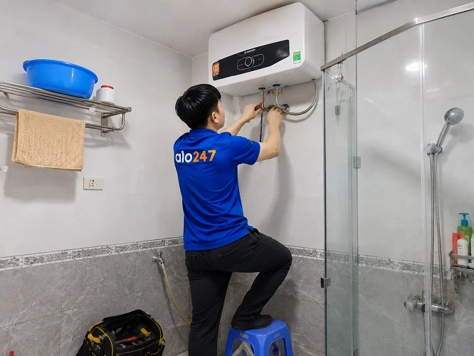 Thợ alo247 đang sửa bình nóng lạnh không làm nóng