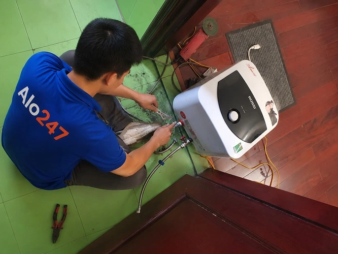 Thợ alo247 đang sửa bình nóng lạnh không nóng