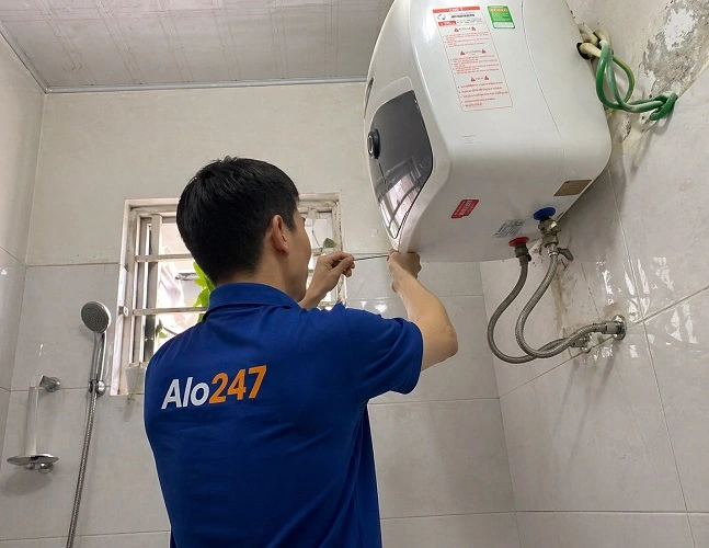 Thợ alo247 đang sửa bình nóng lạnh tại Cửa Nam