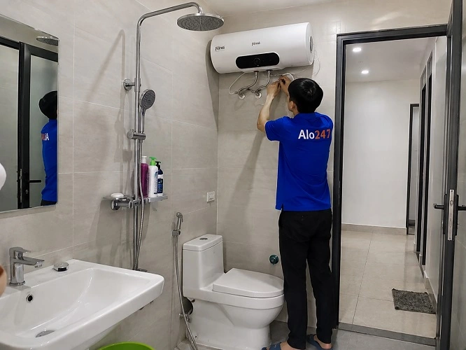 Thợ alo247 đang sửa bình nóng lạnh tại Nội Bài