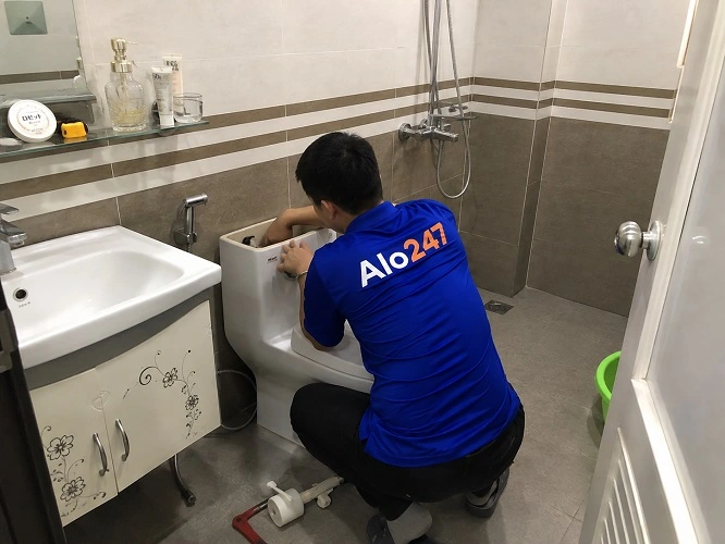 Thợ alo247 đang sửa bồn cầu tại Giảng Võ