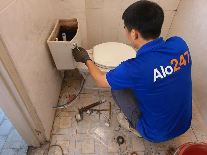 Thợ alo247 đang sửa bồn cầu tại  Vĩnh Tuy