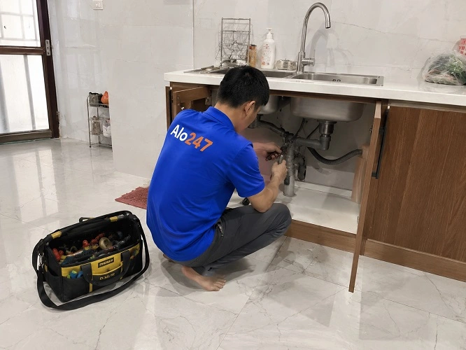 Thợ alo247 đang sửa bồn rửa bát bị rò rỉ