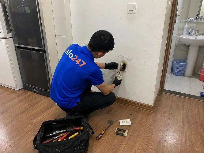 Thợ alo247 đang sửa điện bị chập cháy tại Kiến Hưng