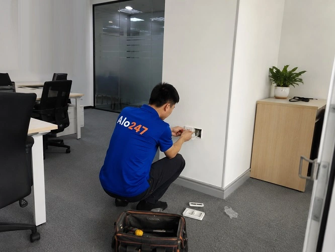 Thợ alo247 đang sửa điện bị chập cháy tại Láng