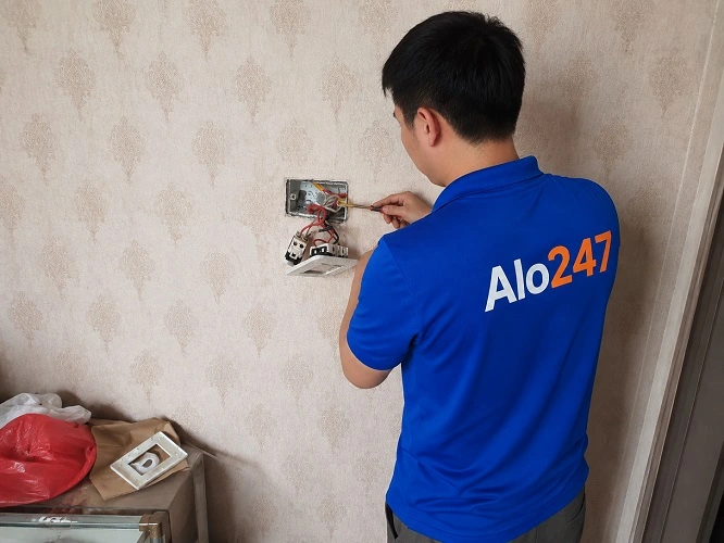 Thợ alo247 đang sửa điện bị chập cháy tại Lĩnh Nam