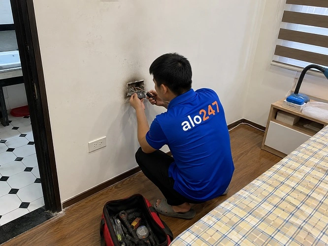 Thợ alo247 đang sửa điện bị chập cháy tại Phúc Lợi