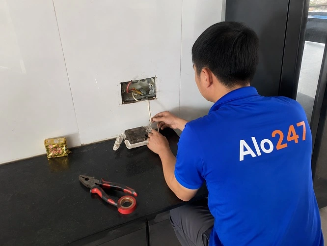 Thợ alo247 đang sửa điện bị chập cháy tại Văn Miếu