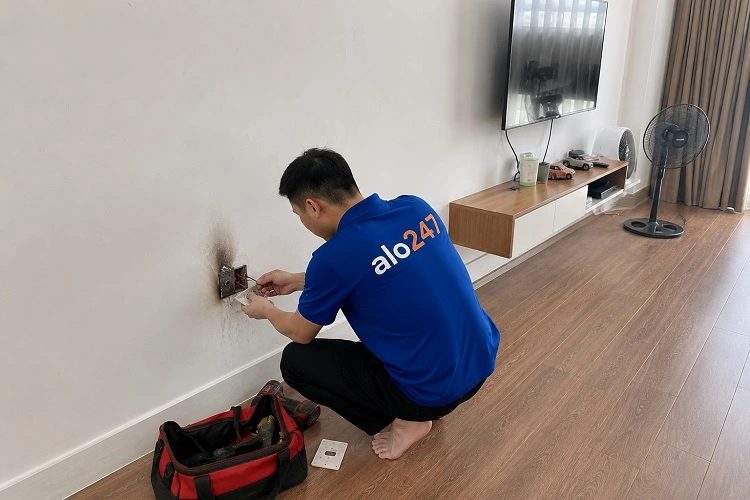 Thợ alo247 đang sửa điện chập cháy tại Tương Mai