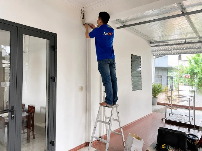 Thợ alo247 đang sửa điện tại Văn Miếu
