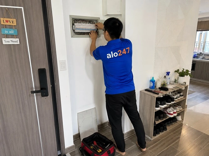 Thợ alo247 đang sửa điện tại Vĩnh Hưng