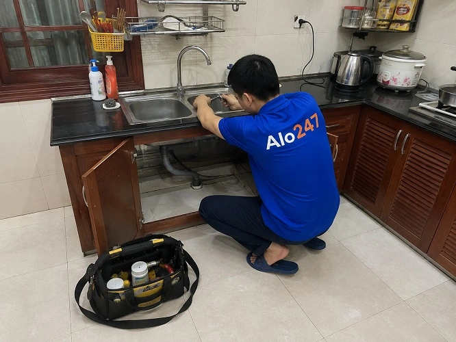 Thợ alo247 đang sửa đường nước bồn rửa bát bị rò rỉ tại Yên Hoà