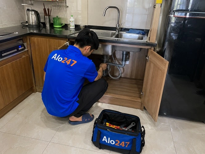 Thợ alo247 đang sửa đường nước bồn rửa bát tại Quang Minh