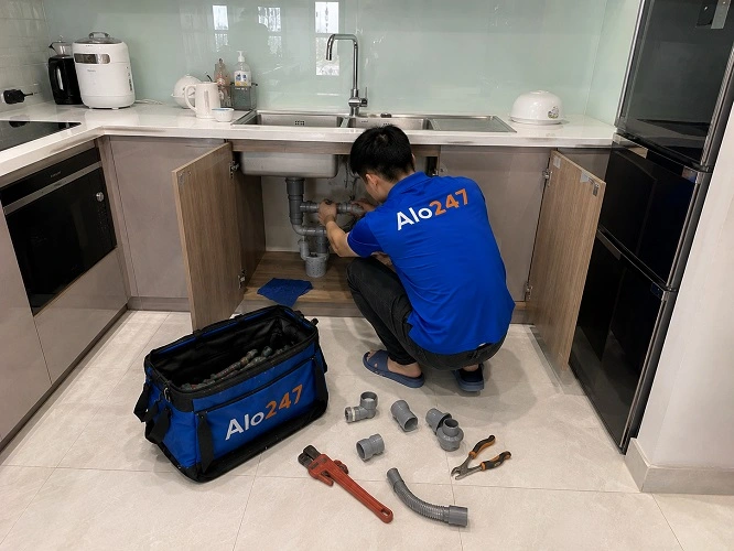 Thợ alo247 đang sửa đường nước bồn rửa bát tại Việt Hưng
