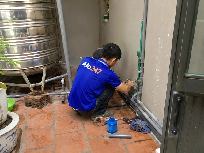 Thợ alo247 đang sửa đường ống nước tại Bạch Mai