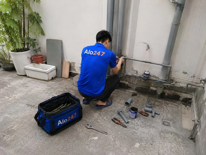 Thợ alo247 đang sửa đường ống nước
