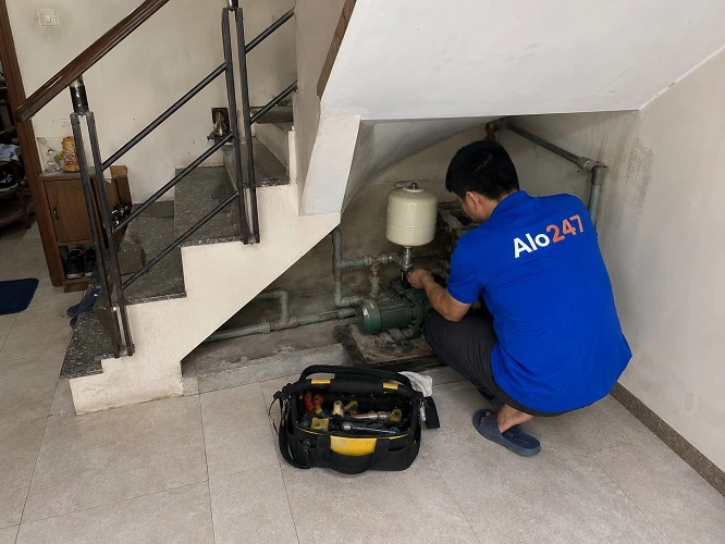 Thợ alo247 đang sửa máy bơm bị kêu to rung lắc