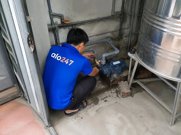 Thợ alo247 đang sửa máy bơm nước tại Bát Tràng