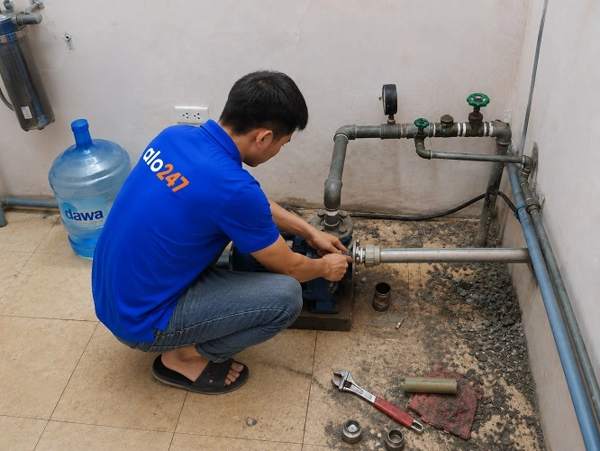 Thợ alo247 đang sửa máy bơm nước tại Định Công