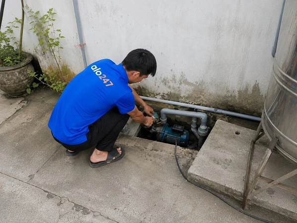 Thợ alo247 đang sửa máy bơm nước tại Đông Anh