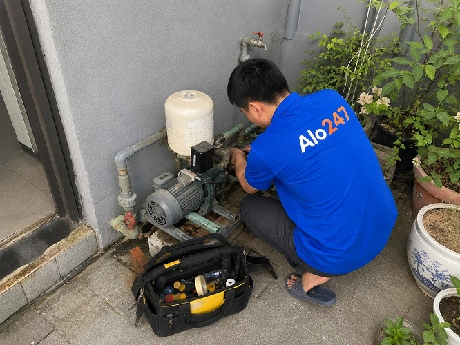 Thợ alo247 đang sửa máy bơm nước tại Đông Ngạc
