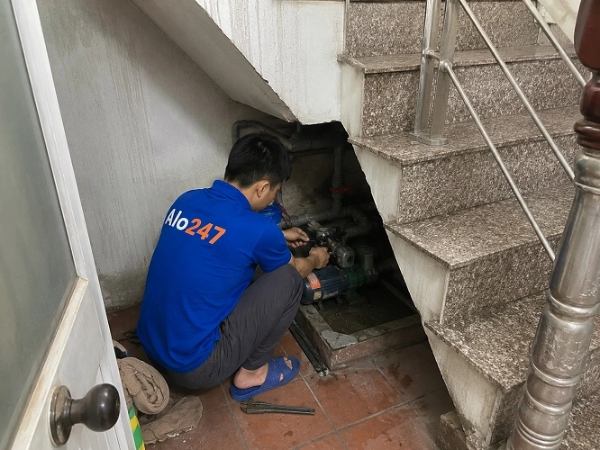 Thợ alo247 đang sửa máy bơm nước tại Hồng Hà