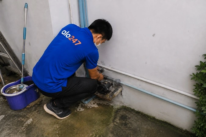 Thợ alo247 đang sửa máy bơm nước tại Khương Đình