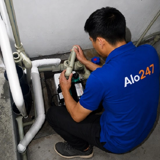 Thợ alo247 đang sửa máy bơm nước tại Kim Liên