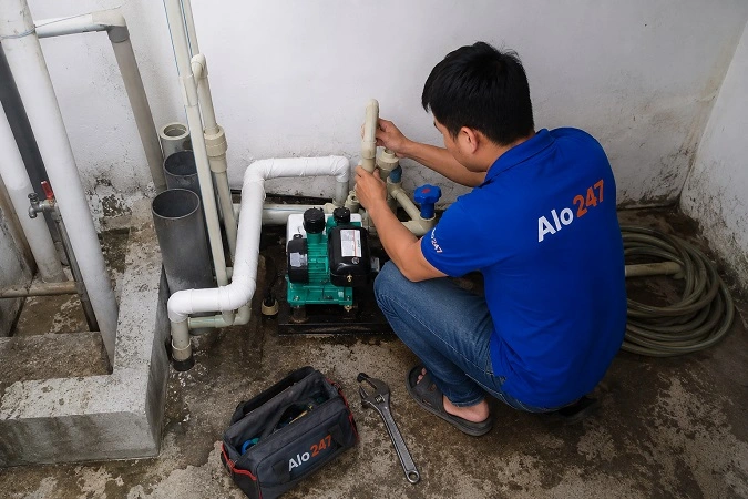 Thợ alo247 đang sửa máy bơm nước tại Láng