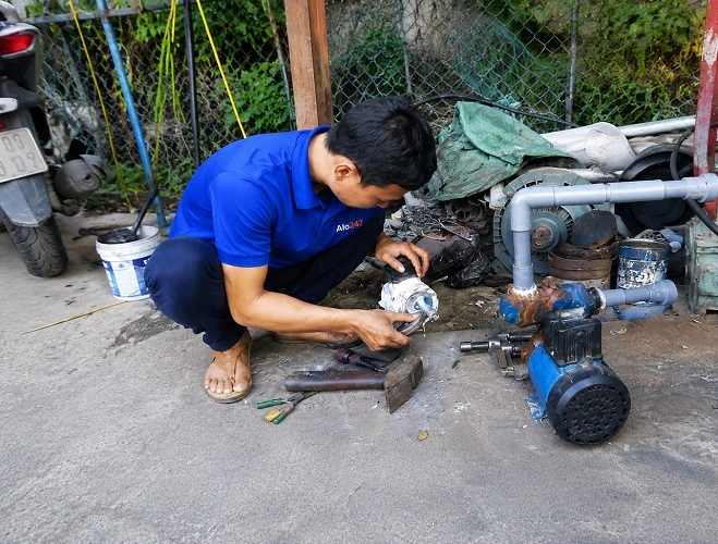 Thợ alo247 đang sửa máy bơm nước tại Ô chợ Dừa