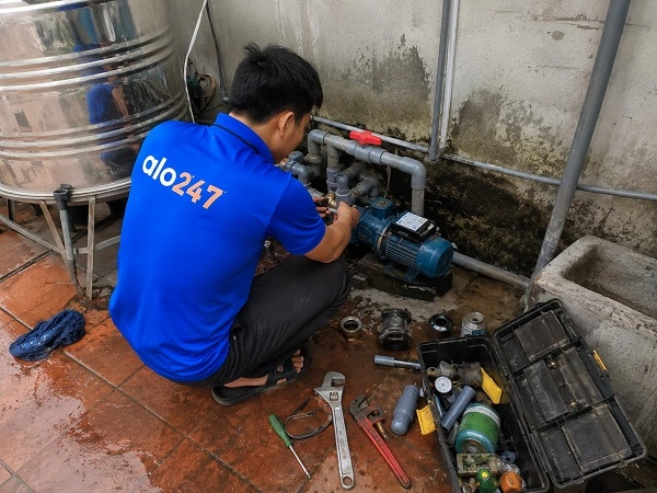 Thợ alo247 đang sửa máy bơm nước tại Sóc Sơn