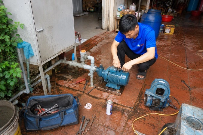 Thợ alo247 đang sửa máy bơm nước tại Tương Mai