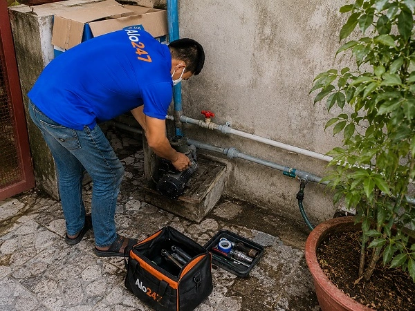 Thợ alo247 đang sửa máy bơm nước tại Yên Hoà
