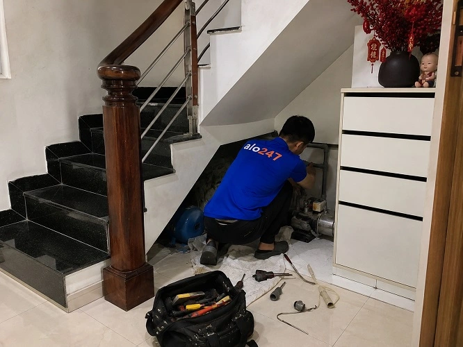 Thợ alo247 đang sửa máy bơm tại  Bồ Đề